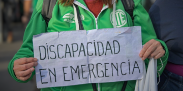Para las organizaciones de discapacidad, el problema central es que el proyecto oficialista reemplaza el marco de emergencia por un régimen permanente, reduciendo —según sostienen— las herramientas para exigir respuestas estatales frente a la crisis del sistema.