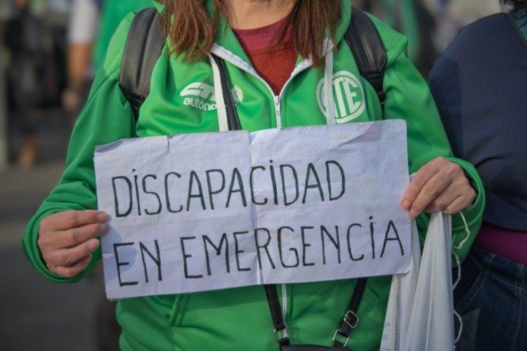 Para las organizaciones de discapacidad, el problema central es que el proyecto oficialista reemplaza el marco de emergencia por un régimen permanente, reduciendo —según sostienen— las herramientas para exigir respuestas estatales frente a la crisis del sistema.