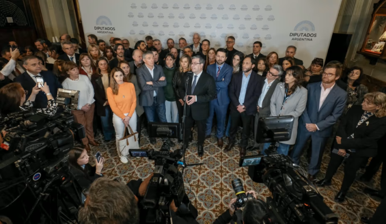 Disputa voto a voto en Diputados para dar respuesta a los deudores morosos del país Conferencia de prensa de los diputados de la oposición (archivo).