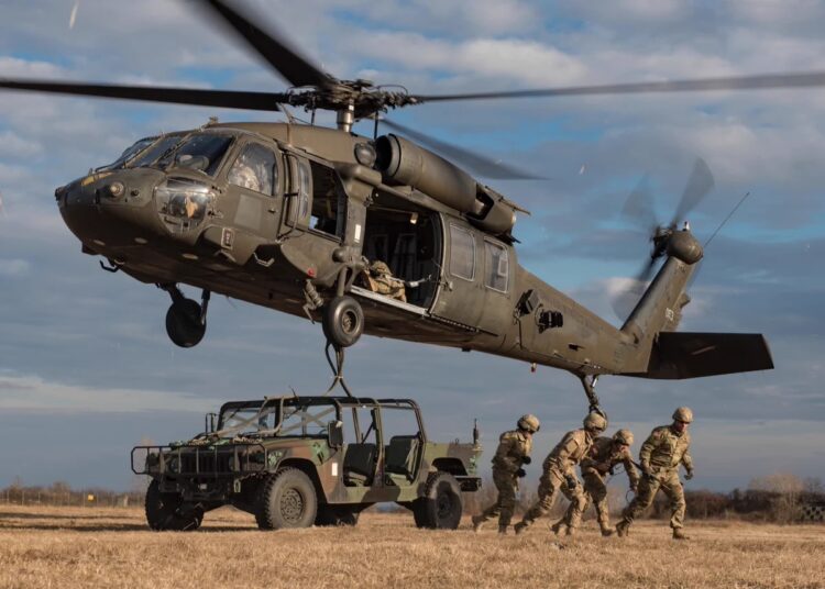 La venta incluye cuatro helicópteros militares UH-60L Blackhawk.