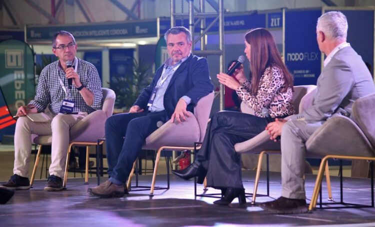 En el stand de movilidad eléctrica, los visitantes pudieron conocer las principales características y ventajas de la utilización de vehículos eléctricos.