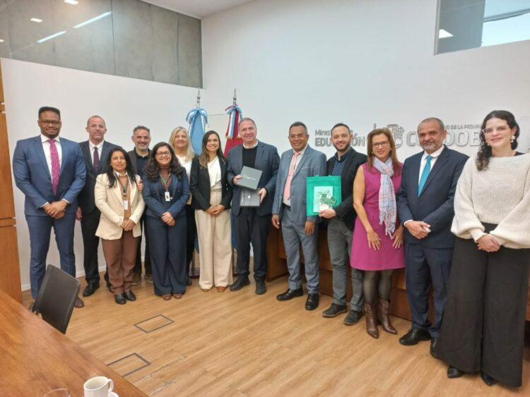 Córdoba y Brasil avanzan en acuerdos para fortalecer la enseñanza de lenguas extranjeras Córdoba y Brasil avanzan en acuerdos para ampliar la formación, certificación e intercambio de docentes y estudiantes en lenguas extranjeras.
