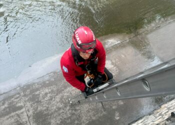 El Duar salvó a un perro que cayó al desagüe de La Cañada