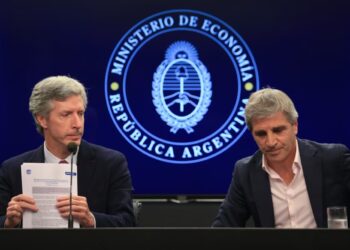 El Gobierno amplió un canje con el BCRA y suma herramientas para contener al dólar