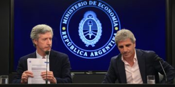El Gobierno amplió un canje con el BCRA y suma herramientas para contener al dólar