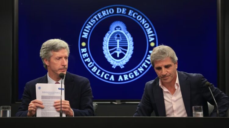 El Gobierno amplió un canje con el BCRA y suma herramientas para contener al dólar La operación contempla el canje de una letra en pesos por dos instrumentos dollar linked.