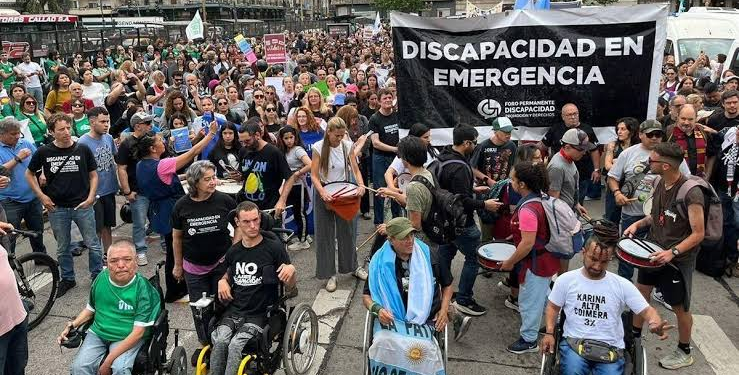 Familias de discapacitados protestaron este miércoles en reclamo de la extensión de la emergencia.