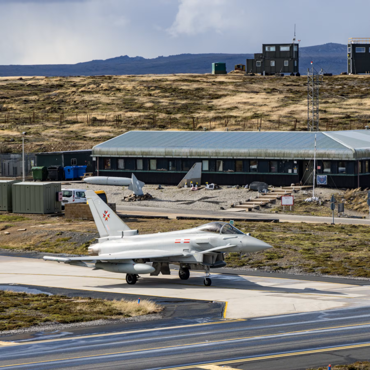 l Reino Unido confirmó que reemplazará los cuatro cazas Typhoon Tranche 1 actualmente desplegados en las Islas Malvinas por aeronaves Tranche 2, con mayores capacidades operativas.