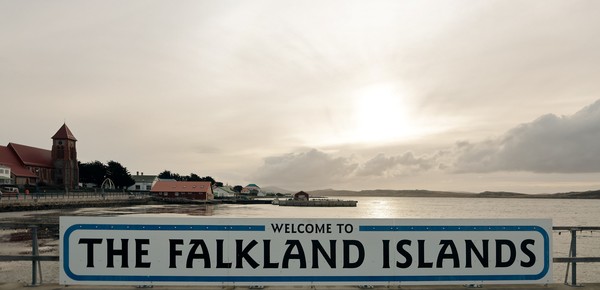 La entrada de Puerto Argentino con la denominación británica de las islas.