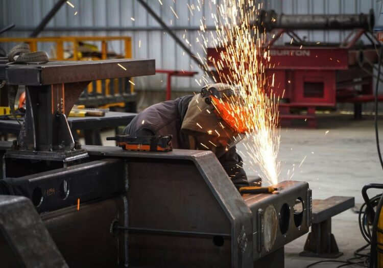 Industria, construcción y comercio concentran la mayor parte de las bajas.