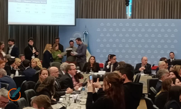 La reunión de las comisiones de Finanzas y Defensa del Consumidor, del Usuario y de la Competencia.