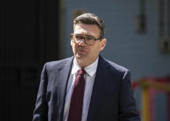 Reino Unido endurece su postura y promete ser “implacable” por las Malvinas El primer ministro de Reino Unido, Andy Burnham.