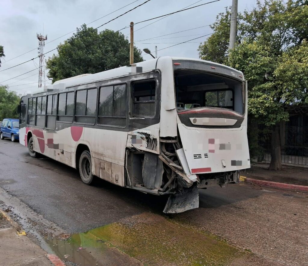 Dos personas resultaron heridas tras un choque entre un colectivo y un tren de carga El siniestro ocurrió en barrio Guiñazú.