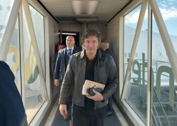 Milei viaja a París con gobernadores aliados