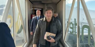 Milei viaja a París con gobernadores aliados