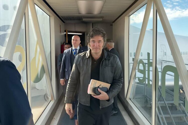 Javier Milei viajará a París acompañado por 13 gobernadores y el jefe de Gobierno porteño para participar de la Argentina Week y promover inversiones.