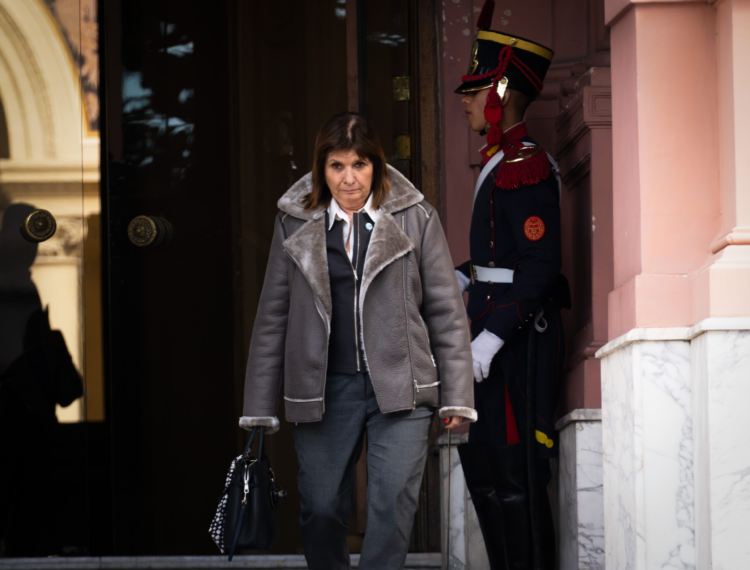 Bullrich saliendo de la Casa Rosada tras el encuentro.