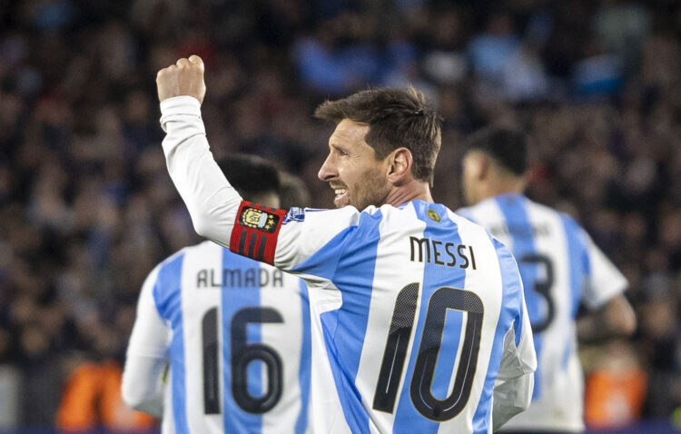 Homenajearán a Messi en todas las categorías del fútbol argentino NOTICIAS ARGENTINAS
BAIRES, AGOSTO 31:Lionel Messi dio una de las noticias que se esperaba pero que nadie quería que llegara: el retiro definitivo de la selección argentina, uno de sus amores en el fútbol, a la que se entregó con sacrificio, con quien lloró por tristeza y por la máxima alegría con la obtención de la Copa del Mundo en 2022. FOTO NA: (ARCHIVO) DAMIAN DOPACIO