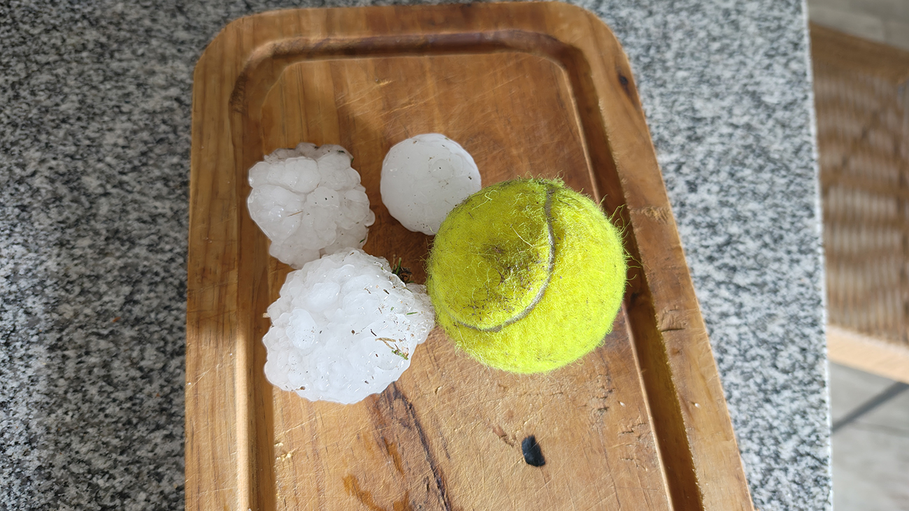 Sorpresiva tormenta con granizo dejó daños en la ciudad