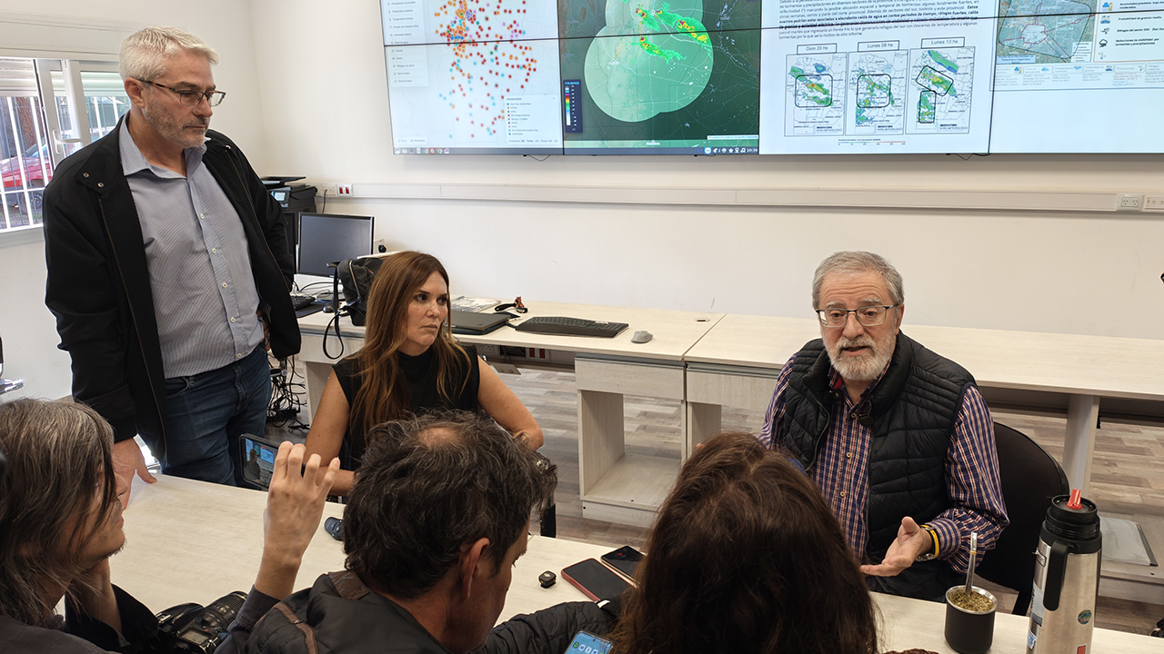 Andrés Rodríguez, coordinador del Observatorio conversando junto a la meteoróloga Karina Vargas del Servicio Meteorológico Nacional.