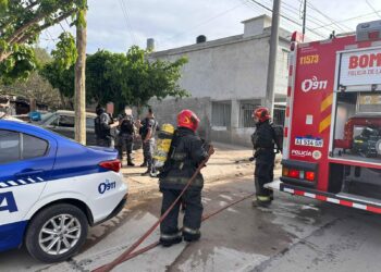 Bomberos controlaron el incendio.