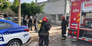 Rescate entre las llamas: salvaron a un perro durante un incendio Bomberos controlaron el incendio.