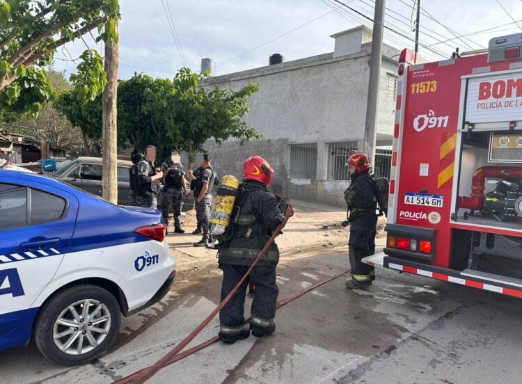 Rescate entre las llamas: salvaron a un perro durante un incendio Bomberos controlaron el incendio.