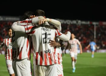 Instituto asume la presión de un clásico para argumentar la cima