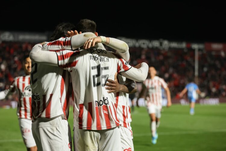 Instituto abraza la punta en soledad y le tocará defenderla ante Talleres.