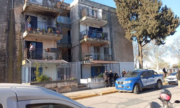 La víctima fue hallada sin vida en el baño de su vivienda del barrio IPV de Alberdi.