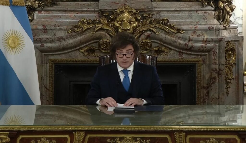 El presidente Javier Milei durante un mensaje oficial por cadena nacional desde la Casa Rosada