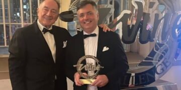 Julio Camsen, fundador del Grupo Huentala, y José “Pepe” Morales, enólogo de Huentala Wines, celebran el reconocimiento internacional en Londres.