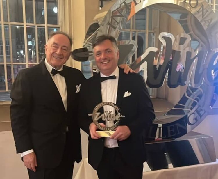 Julio Camsen, fundador del Grupo Huentala, y José “Pepe” Morales, enólogo de Huentala Wines, celebran el reconocimiento internacional en Londres.