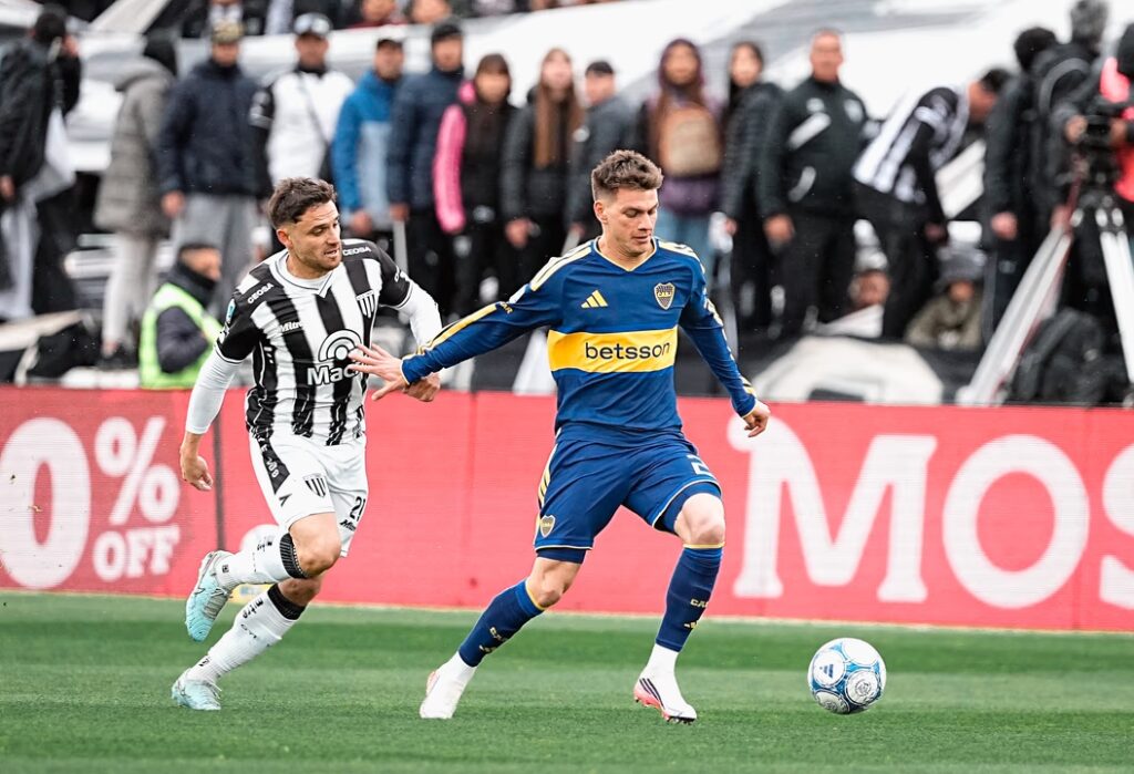 Boca sufrió un empate agónico en su visita a Gimnasia de Mendoza Kevin Zenón, autor del tercer gol del partido, controla la pelota.