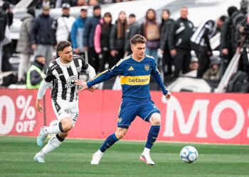 Kevin Zenón, autor del tercer gol del partido, controla la pelota.