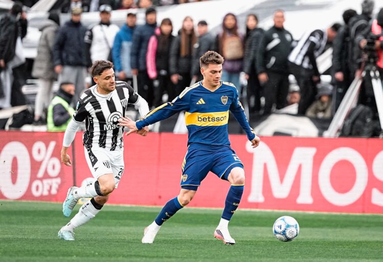 Boca sufrió un empate agónico en su visita a Gimnasia de Mendoza Kevin Zenón, autor del tercer gol del partido, controla la pelota.