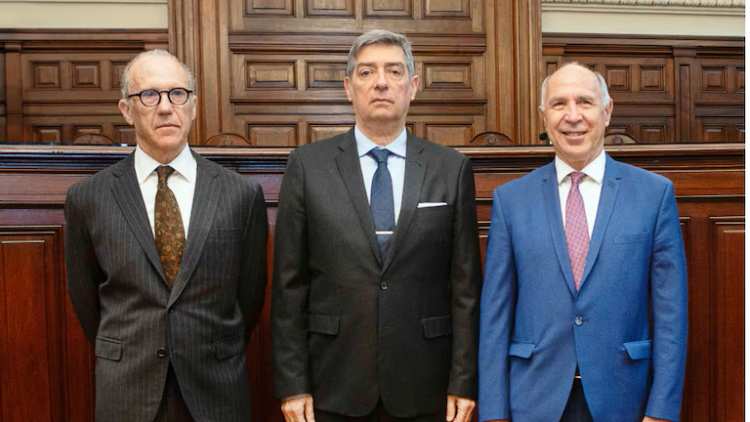 La Corte Suprema eliminó todos los límites a la venta de tierras a extranjeros Los jueces Carlos Rosenkrantz, Horacio Rosatti y Ricardo Lorenzetti dictaron el fallo.