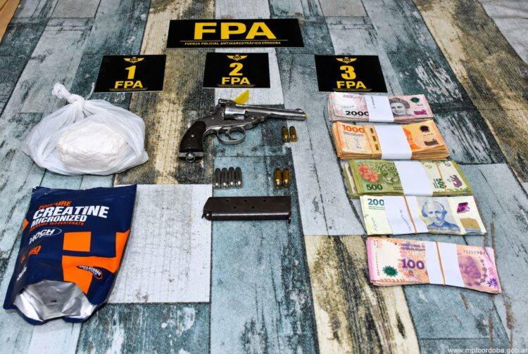 Los efectivos también secuestraron vehículos, dinero, armas de fuego y un dron.