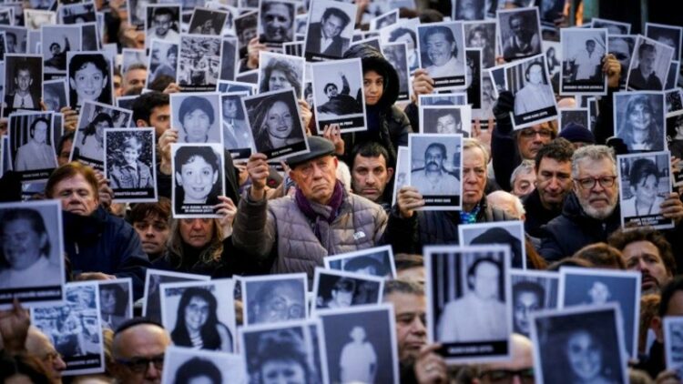 Acto y reclamo de familiares de víctimas del atentado a la AMIA, que fue en 1994 y provocó 85 muertes.