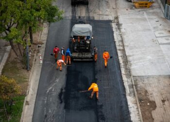La Provincia y la Municipalidad ejecutan tareas de pavimentación, repavimentación, bacheo y mantenimiento de calles.