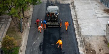 Repavimentan la avenida General Paz y Vélez Sarsfield por la llegada del Papa La Provincia y la Municipalidad ejecutan tareas de pavimentación, repavimentación, bacheo y mantenimiento de calles.