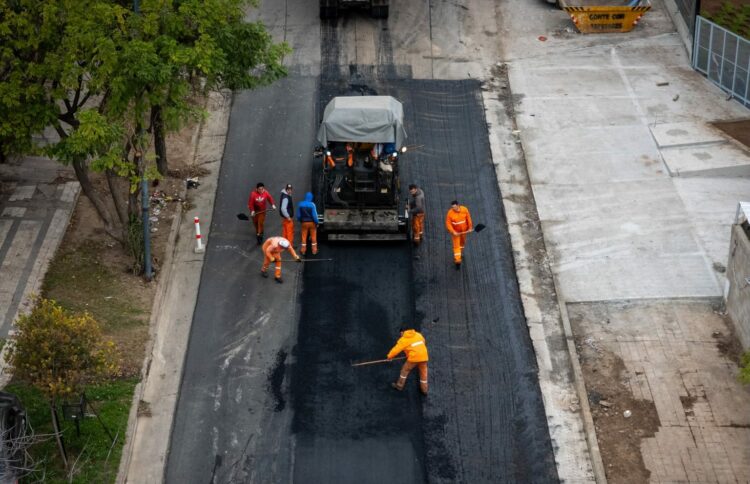 Repavimentan la avenida General Paz y Vélez Sarsfield por la llegada del Papa La Provincia y la Municipalidad ejecutan tareas de pavimentación, repavimentación, bacheo y mantenimiento de calles.
