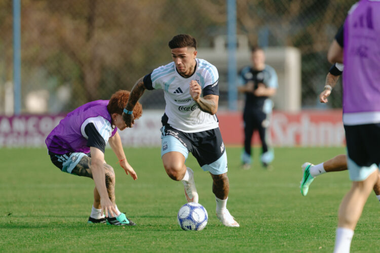 La Selección vuelve al trabajo: prepara el amistoso con Bolivia y planifica el viaje De Premier. Enzo Fernández y Valentín Barco, ambos con actualidad en la primera división inglesa.