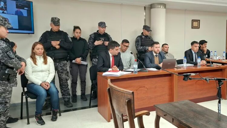 La madre de Aralí y otros dos acusados por el crimen de la niña.