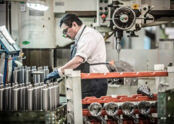 La industria cayó 5,7% en agosto y acumula una baja del 3% en 2026