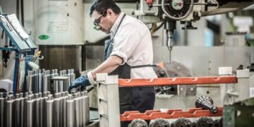 La industria cayó 5,7% en agosto y acumula una baja del 3% en 2026
