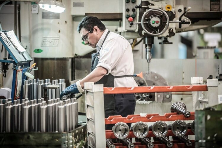 La producción industrial acumula ocho meses de retroceso en 2026.