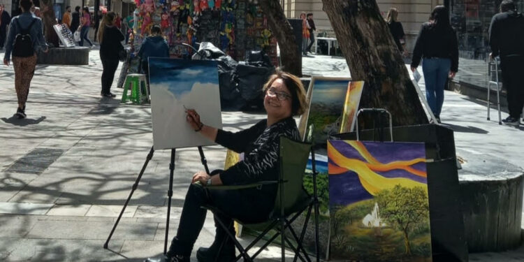 Durante casi dos décadas, Esther convirtió la Peatonal cordobesa en su espacio de trabajo y encuentro con el público.