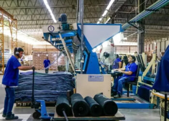 La producción industrial subió 0,3% en agosto y cortó la caída previa