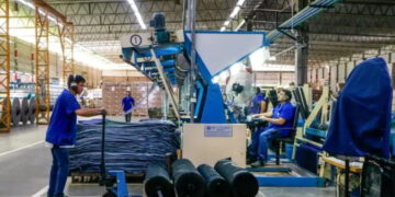 La producción industrial subió 0,3% en agosto y cortó la caída previa